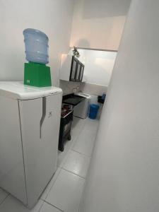 Habitación pequeña con cocina con encimera. en Great House1, en Manaus