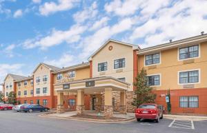 budynek z samochodem zaparkowanym na parkingu w obiekcie Extended Stay America Suites - Asheville - Tunnel Rd w mieście Asheville