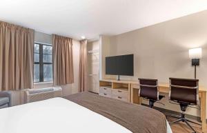 Pokój hotelowy z łóżkiem i biurkiem z 2 krzesłami w obiekcie Extended Stay America Suites - Asheville - Tunnel Rd w mieście Asheville