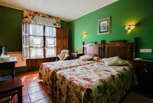 CamangoにあるHotel Camanguの緑の壁のベッドルーム1室、ベッド1台が備わります。