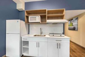 Kuchyň nebo kuchyňský kout v ubytování Extended Stay America Premier Suites - Portland - North