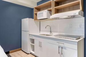 Kuchyň nebo kuchyňský kout v ubytování Extended Stay America Premier Suites - Portland - North