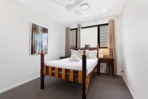 Un dormitorio con una cama y una ventana grande. en Oceanic-Pet Friendly Townhouse 8min to Mooloolaba, en Parrearra 13 fotos más