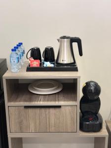 Kaffe- og tefaciliteter på شقه فندقيه بغرفه نوم واحده + 11 billeder