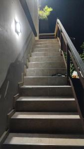una rampa di scale con una luce in cima di Mis Dos corazones a Villa Gesell