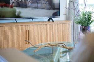 TV a/nebo společenská místnost v ubytování Incredible Beachside Penthouse-RIVA11 + 17 fotografií