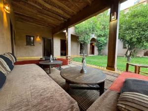 una sala de estar con un sofá y una mesa en DAR EL KERMA Traditional Rustic House, en Châba 51 fotos más