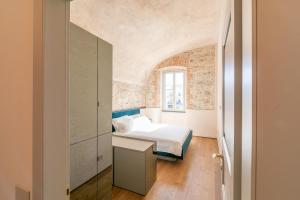 En eller flere senge i et værelse på Luxury apartment Peschiera Zaffiro