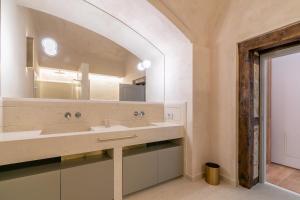 Et badeværelse på Luxury apartment Peschiera Zaffiro + 20 billeder