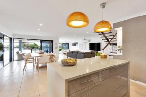TV o dispositivi per l'intrattenimento presso YALLA24-Luxury Resort Style Home