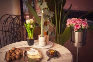 a table with a candle and flowers on it at number 8 in Leiden