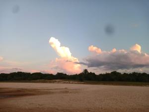 una formazione di nuvole nel cielo sopra una spiaggia di Costa Florida a Villa Florida Altre 6 foto