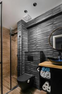 Et badeværelse på SEA VIEW HAIFA Suite on the beach + 33 billeder