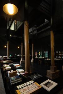 une table avec des livres dans une bibliothèque dans l'établissement 窄门齐云归风, à Huangshan