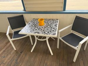 a table with two chairs and a vase on it at State Street Motel in Weiser +16 photos