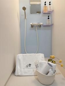 a bathroom with a shower with a towel and a sink at 58 池袋駅 7分 2-4人丨Ikebukuro 7 minutes 2-4 people in Tokyo +33 photos