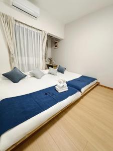 a large white bed in a room with a window at 58 池袋駅 7分 2-4人丨Ikebukuro 7 minutes 2-4 people in Tokyo
