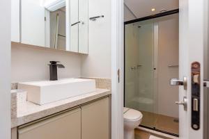 a bathroom with a sink and a toilet at Apto confortável Centro/Batel in Curitiba +47 photos