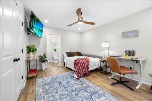 een slaapkamer met een bed en een bureau met een computer bij Two Beach Lofts for One Price in Gulf Breeze +41 foto's