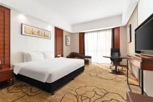 深圳国际会展中心凯嘉酒店-Shenzhen Kaijia Hotel-Shenzhen-World的电视和/或娱乐中心