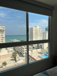 vistas al océano desde la ventana del dormitorio en Suite vista al Mar Salinas, en Salinas