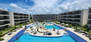 Luftaufnahme eines Apartmentkomplexes mit Swimmingpool in der Unterkunft APE aconchegante e lindo - MALIA-FLAT07 - Muro Alto-Porto de Galinhas in Ipojuca