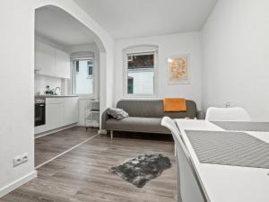 una sala de estar con un sofá y una mesa en Wohnung in zentraler Lage - Kostenlose Parkplätze, en Kassel 10 fotos más