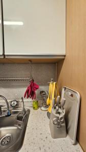 首尔Hongdae Guesthouse4 - 1min from Hongik Uni station Exit #1的厨房台面设有水槽和水槽 更多22张照片
