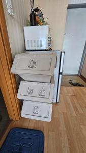 Hongdae Guesthouse4 - 1min from Hongik Uni station Exit #1的厨房或小厨房