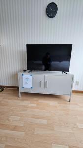 Hongdae Guesthouse4 - 1min from Hongik Uni station Exit #1的电视和/或娱乐中心