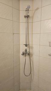首尔Hongdae Guesthouse4 - 1min from Hongik Uni station Exit #1的浴室里有淋浴喷头的淋浴