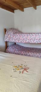 Habitación con litera y estrella de mar en el suelo en Morita, en Comandante Luis Piedrabuena