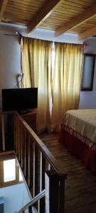 1 dormitorio con 1 cama y escalera con ventana en Morita, en Comandante Luis Piedrabuena