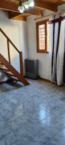 Habitación vacía con ventilador y ventana en Morita, en Comandante Luis Piedrabuena
