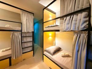 una stanza con un letto a castello e uno specchio di Goofy Ants Hostel a Città di Puerto Princesa