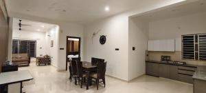 Kuchyň nebo kuchyňský kout v ubytování Luxury Villa, 5 Min DLW, 10 Min Station & BHU
