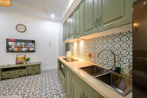 Kuchyň nebo kuchyňský kout v ubytování Luxe Paradise Suites Dich Vong Hau