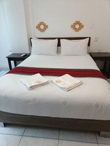 un letto con due asciugamani sopra di PAKARINA HOTEL a Machu Picchu