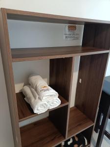 un paio di asciugamani sono appoggiati su uno scaffale di PAKARINA HOTEL a Machu Picchu