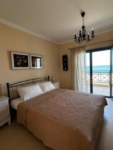 Postel nebo postele na pokoji v ubytování Beachfront Apartments