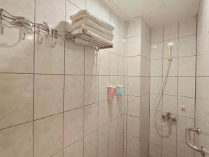 um banheiro com chuveiro e porta de vidro em 復興青年活動中心 復興比雅山會館 em Fuxing