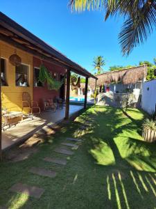 a house with a yard with a swimming pool at Bangalôs Vila do Arraial in Arraial d'Ajuda