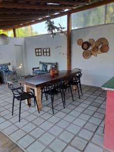 アライアル・ダジュダにあるBangalôs Vila do Arraialの部屋の中にテーブルと椅子があるダイニングルーム