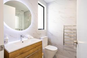 Ένα μπάνιο στο Fresh & Stylish Holiday Home +19 φωτογραφίες