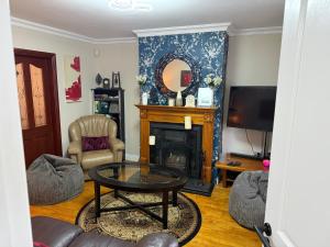 Televiisor ja/või meelelahutuskeskus majutusasutuses Cobh Holiday Home