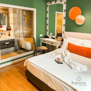 Postel nebo postele na pokoji v ubytování Sojourn Spa Hotel Melaka
