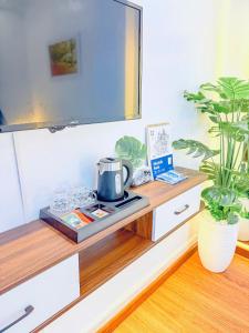 カットバ島にあるVENUS HOTEL catbaのコーヒーメーカー付きテーブル
