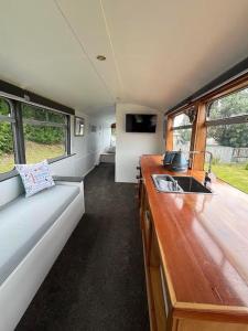 TV a/nebo společenská místnost v ubytování Luxury Beach Bus