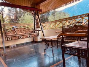 Balkón nebo terasa v ubytování Woods Villa Cottages Manali - 1,2,3,4 Cottages & Villas Available in manali with scenic mountain view