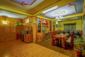 Restaurace v ubytování Woods Villa Cottages Manali - 1,2,3,4 Cottages & Villas Available in manali with scenic mountain view